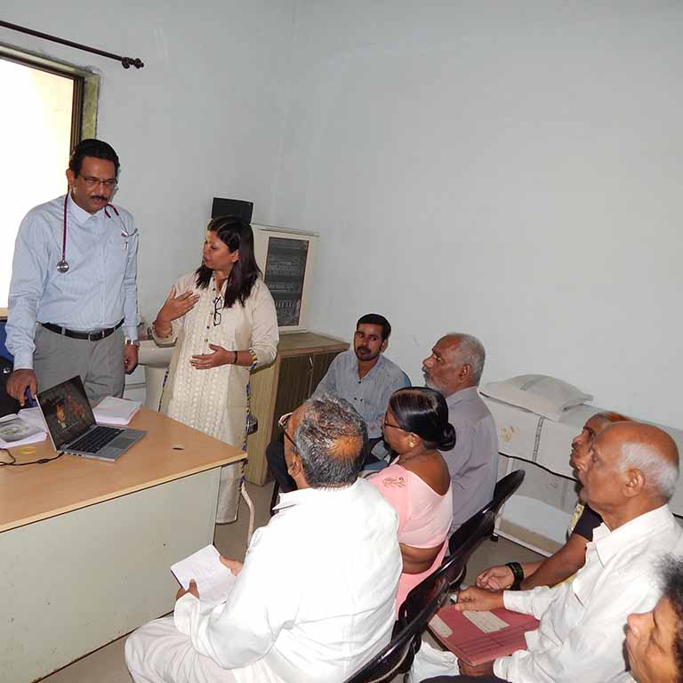 dr sandeep rai diabetologist talking to patients in navi mumbai